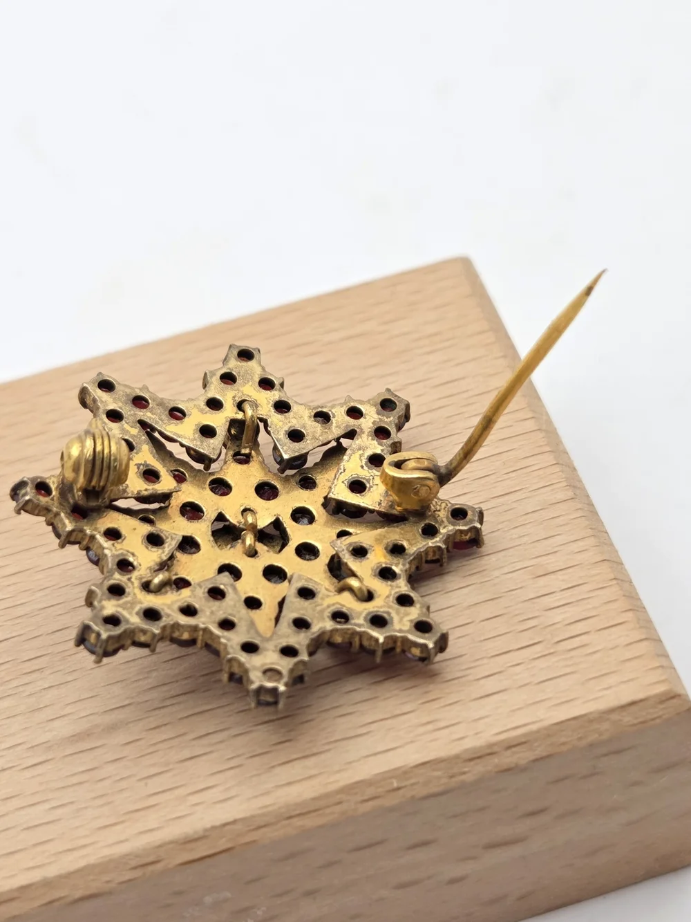 Vintage Bohemian Garnet Starburst Snowflake Cluster Brooch Pin Gold Tone 1.25